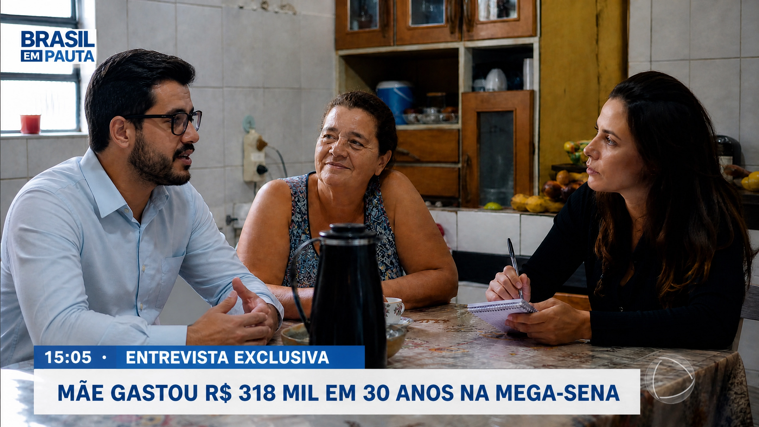 Rafael Ferraz e sua mãe recebem a equipe da InfoTech Brasil na cozinha de casa em São Paulo